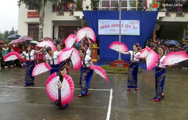 Múa quạt tại lễ hội xuống đồng Lào Cai
