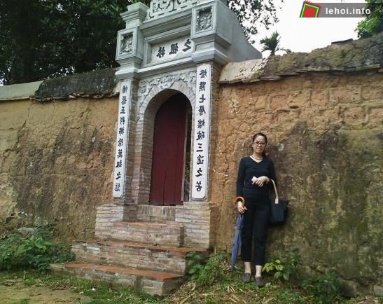 Du khách chụp ảnh khi tham quan Lễ hội Bổ Đà