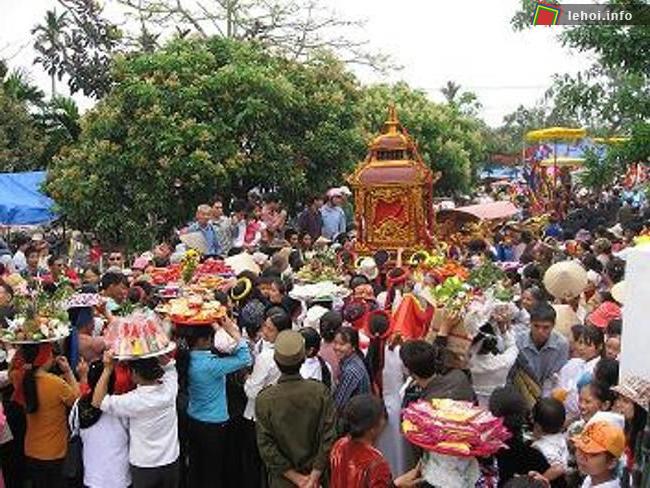 Người dân khắp nơi nô nức kéo nhau về đình Châm Khê xem hội