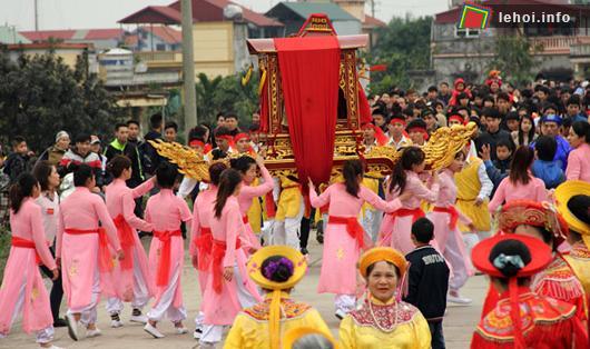 Các cô gái trẻ chưa chồng thùy mị nết na sẽ được chọn để rước kiệu Bà Đống