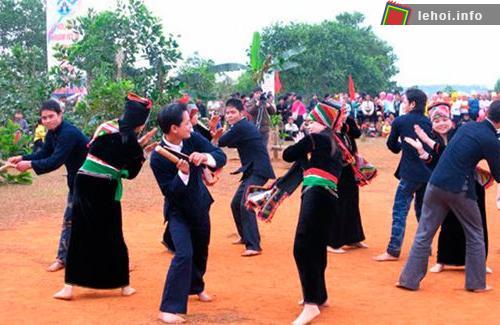 Thanh niên múa hát trong ngày hội