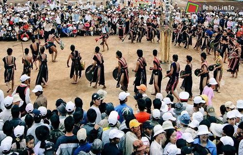 Dân làng mừng ngày hội