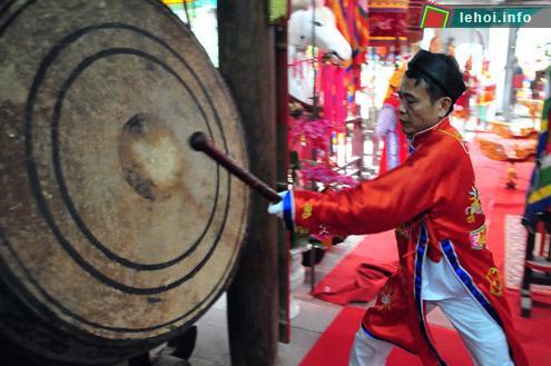 Ông chủ tế đánh trống khai hội