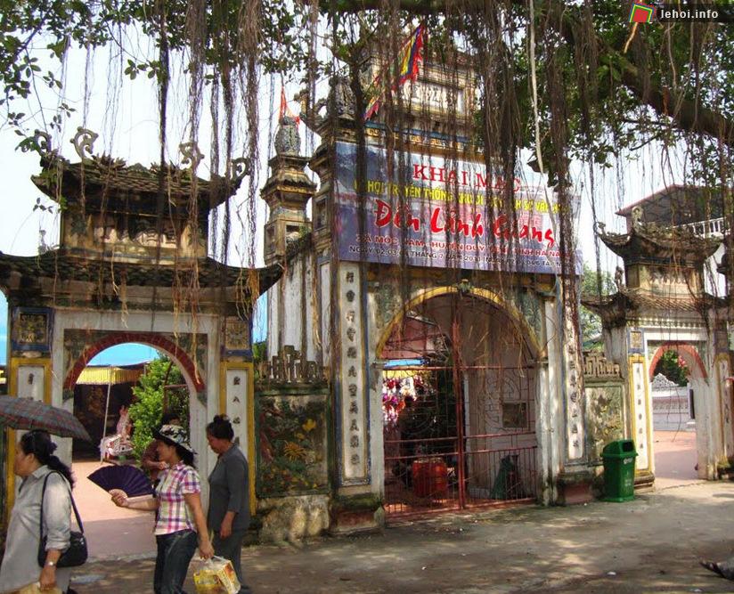 Cổng đền Lảnh Giang