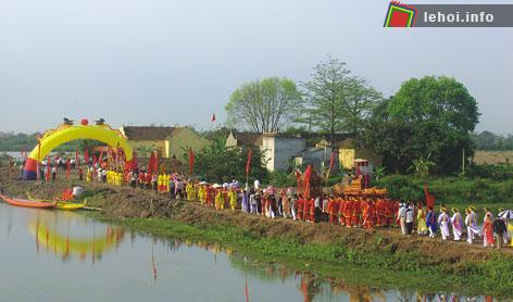 Rước kiệu trong lễ hội đình Hàn Bơi tại Hải Dương