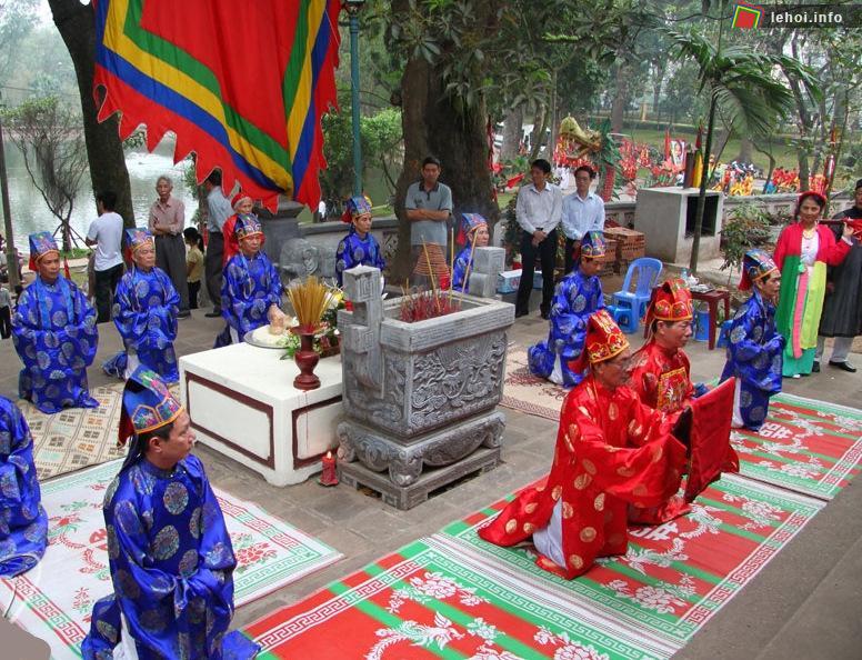 Các vị bô lão của làng đang hành lễ trước đền