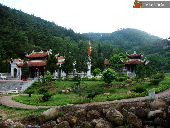 Khuôn viên đền Kiếp Bạc