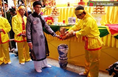 Cắt tiết gà tuyên thề trước sự chứng kiến của dân làng