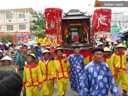 Rước ngai thờ Ông xuống thuyền trong lễ hội