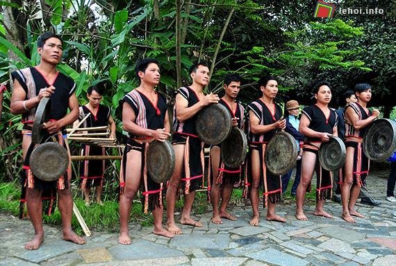 Lễ hội mừng lúa mới của dân tộc Xê Đăng nhánh Xơ Teng