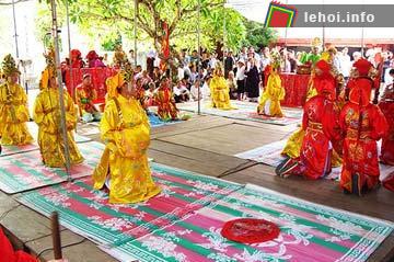 Một nghi thức trong lễ hội Đền Trần