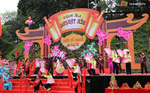 Quang cảnh lễ hội Đền Thượng