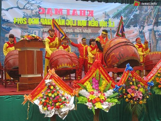 Màn đánh trống khai hội tại lễ hội Đền Vạn Lộc