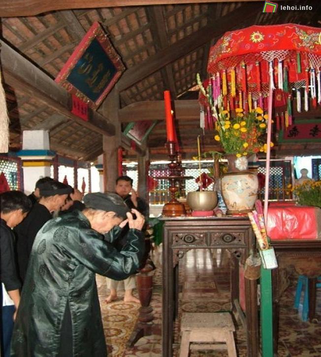 Các vị bô lão đang cúng ông Trần trong ngày lễ Trùng Cửu