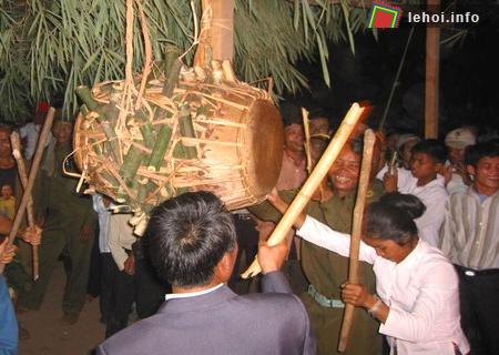 Rộn ràng lễ hội đập trống của người Ma Coong