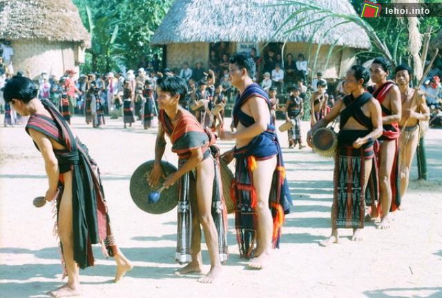 Lễ cúng lúa trăm của người Bhnong ở Quảng Nam