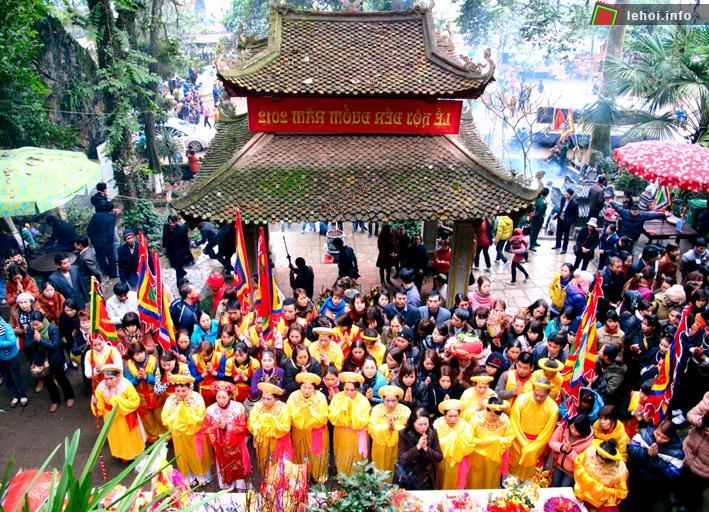 Quang cảnh lễ hội đền Đuổm