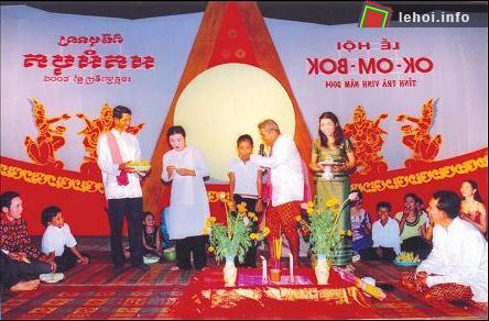 Quang cảnh lễ hội Ok Om Bok tại Trà Vinh
