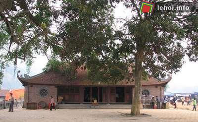 Quang cảnh đền Nhược Sơn