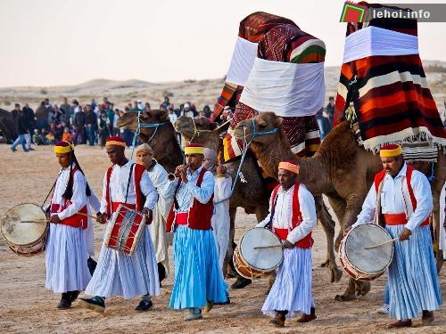 Rất nhiều người dân Sahara tham gia vào lễ hội này.