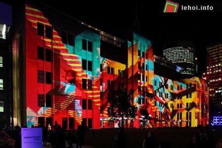 Mặt tiền của Bảo tàng nghệ thuật đương đại Sydney cũng được biến thành nơi trình diễn nghệ thuật chiếu sáng. Ảnh Vivid Syndey
