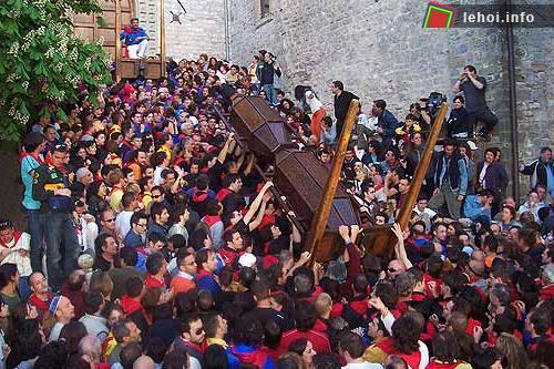 Lạ kỳ lễ hội rước nến Gubbio, Ý.&nbsp;