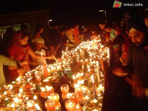 Đêm hội bừng sáng trong ánh lửa và pháo hoa