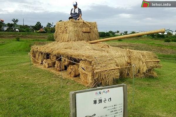 Chiếc xe tăng làm từ rơm vàng