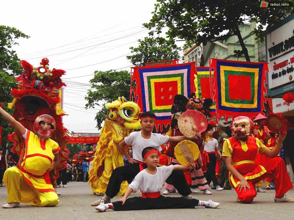 Biểu diễn trong lễ hội đền Hạ