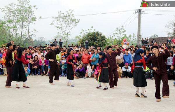 Điệu múa lên nương của dân tộc Cao Lan tại Lễ hội Lồng tồng Vĩnh Phúc