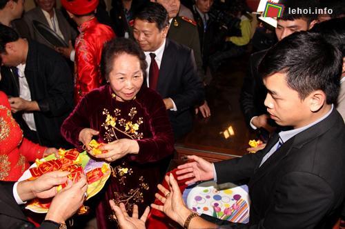 Phó chủ tịch nước Nguyễn Thị Doan phát lương tại Đền Trần Thương
