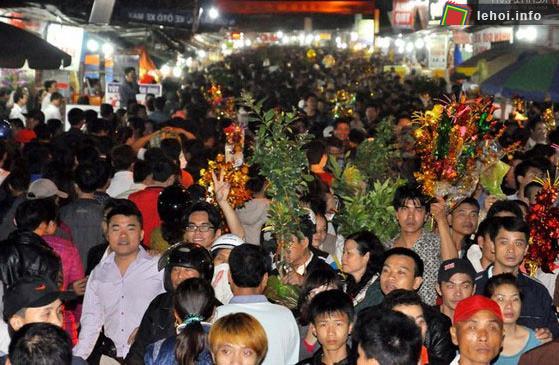 Rất đông người dân và du khách đến tham gia hội chợ Viềng