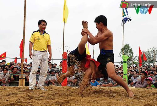 Lễ hội năm nay có 40 vận động viên tham gia tranh tài, trong đó có cả những nữ đô vật. Nguồn: vov.vn