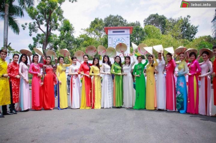 Các thí sinh cùng trang phục áo dài truyền thống