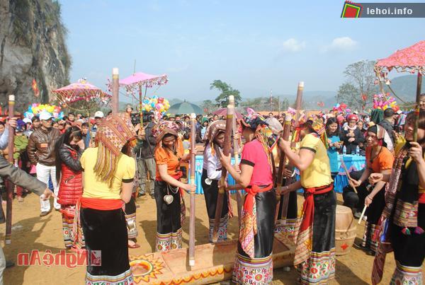 Các hoạt động sôi nổi tại lễ hội Hang Bua Nghệ An năm 2014