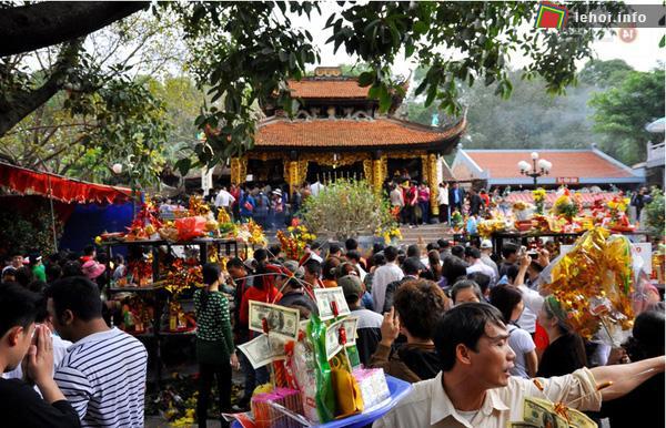 Hàng vạn người đi lễ đền Bà Chúa Kho