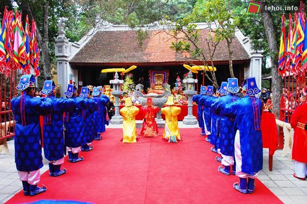 Lễ tế tại Đền Thượng tưởng nhớ công lao của anh hùng dân tộc Trần Hưng Đạo.