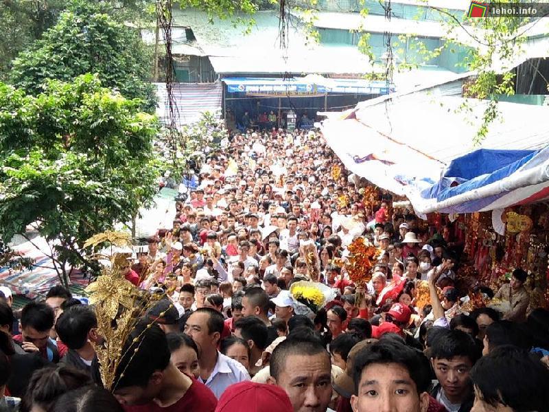 Du khách chen lấn, xô đẩy nhau khi đi du xuân, trẩy hội chùa Hương