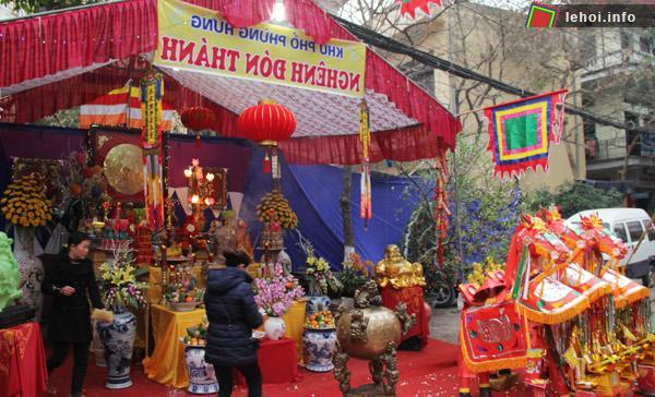 Trên đường đi, nhân dân hai bên đường dựng rạp, bầy hương án, dâng hương hoa lễ vật lên Đức Thánh.