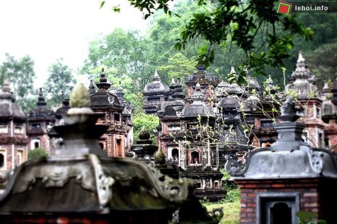 Vườn tháp chùa Bổ Đà