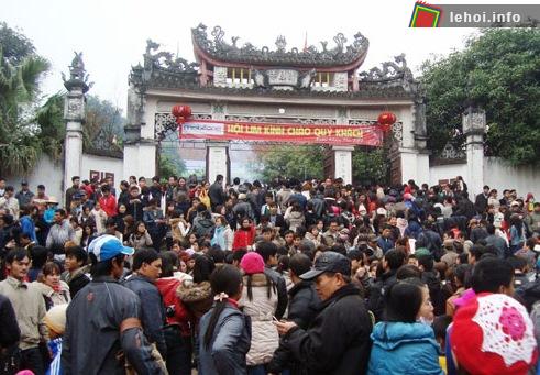 Vào ngày Hội Lim người dân trong vùng và khách thập phương nô nức kéo nhau về xem hội