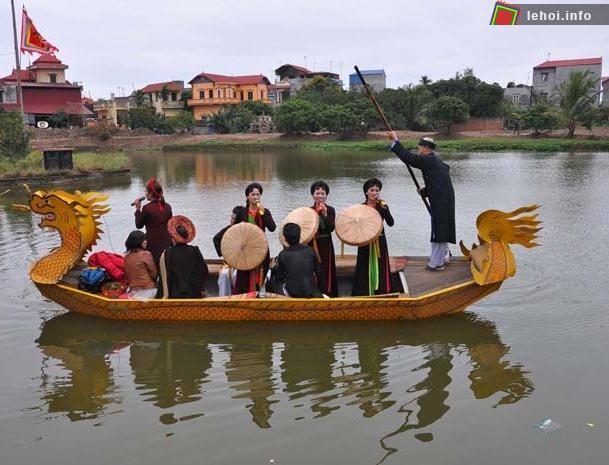 Các liền anh liền chị hát quan họ trong ngày Lễ hội đình Châm Khê