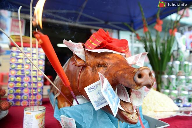Chuẩn bị cỗ cúng trong ngày hội
