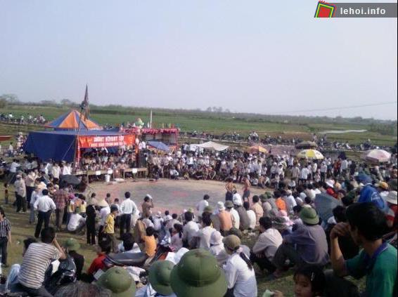 Trò chơi dân gian đấu vật luôn thu hút được sự quan tâm của đông đảo người dân và khách thập phương đến tham dự Lễ hội làng Vọng Nguyệt