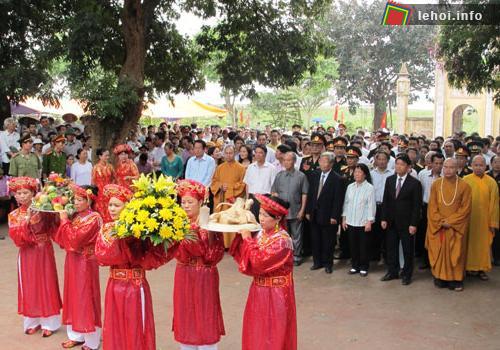 Lễ dâng lễ vật lên Cao Lỗ Vương