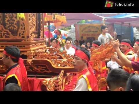 Lễ rước Thánh tại đền làng Phù Lưu