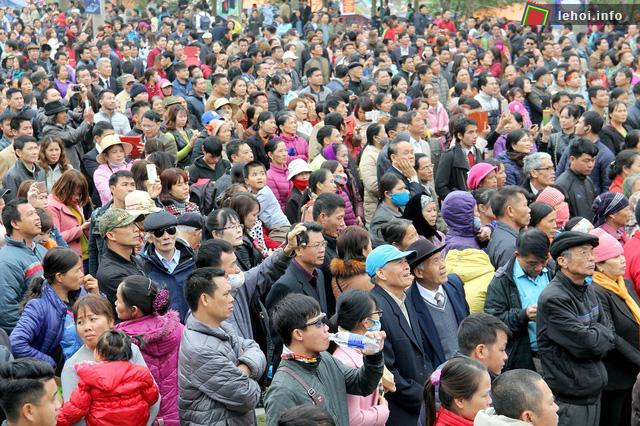 Biển người chen nhau trong lễ hội