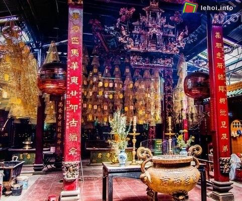 Bên trong Chùa Ông rất cổ kính nhưng cũng rất trang nghiêm