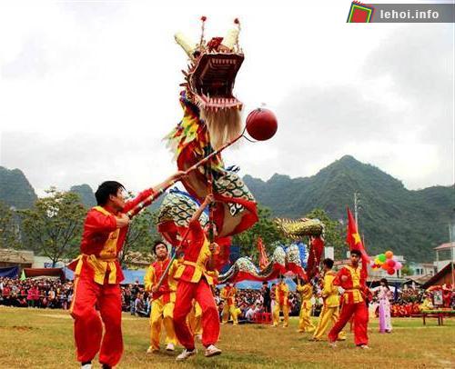 Tiết mục múa rồng trong ngày hội pháo hoa
