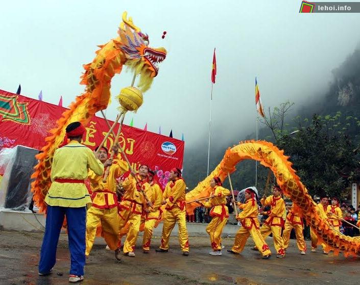 Màn múa rồng đặc sắc trong ngày Hội chùa Sùng Phúc